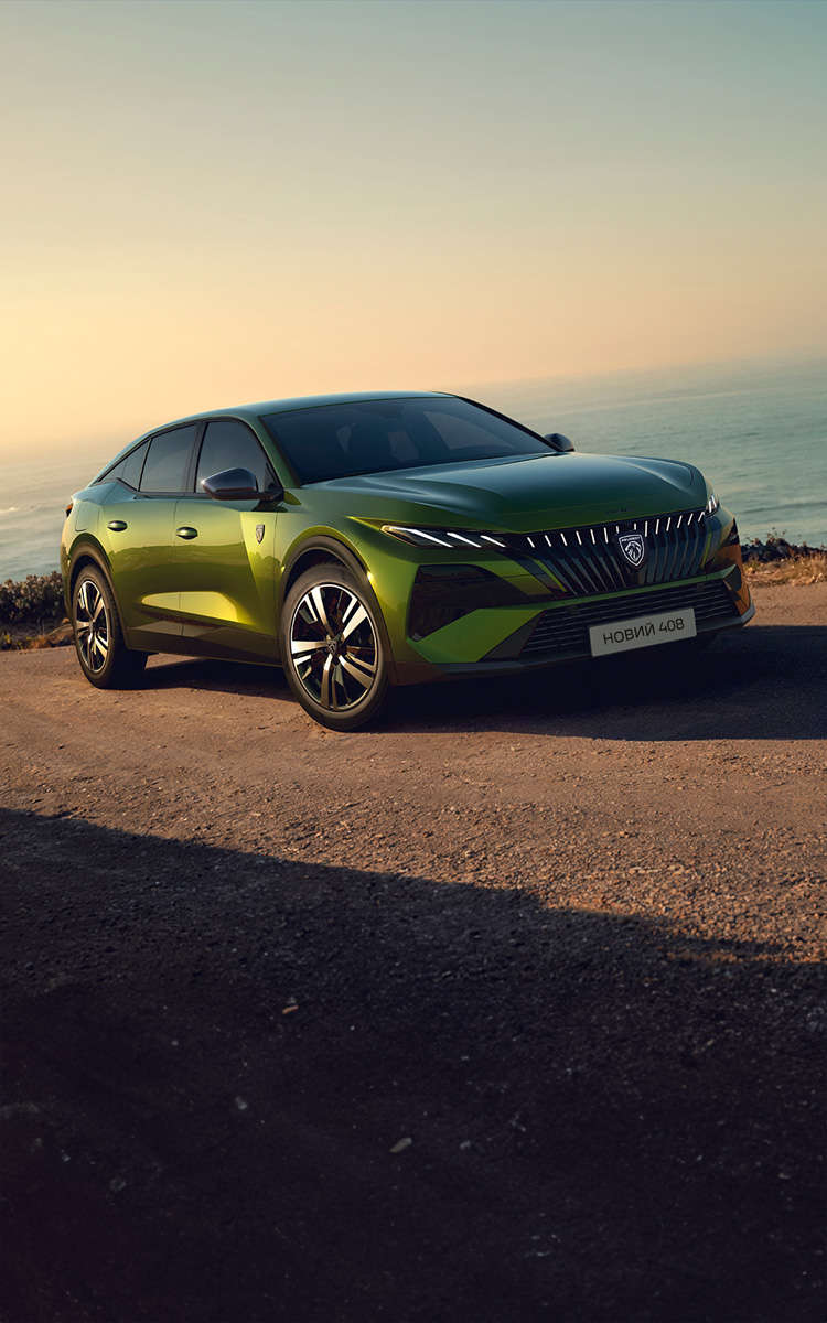 Peugeot 408 зеленого кольору на грунтовій дорозі біля моря, вигляд спереду з правого боку