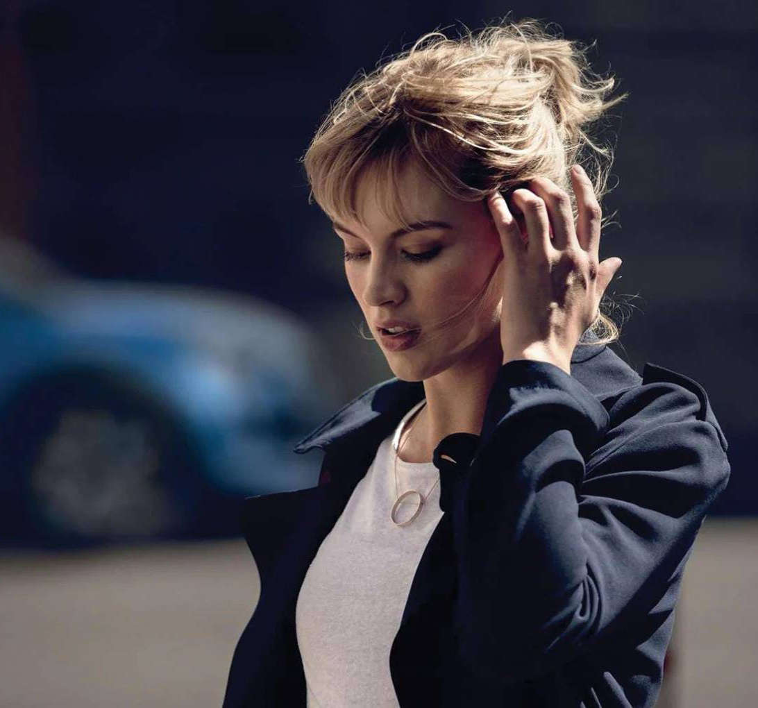 Молода жінка поправляє волосся