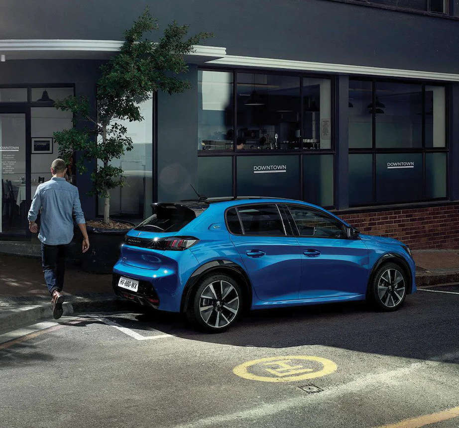 Чоловік йде повз припарковане авто