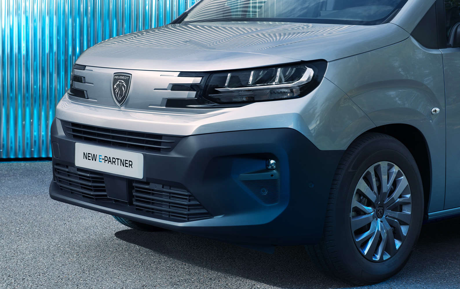 Передок на новому Peugeot e-Partner