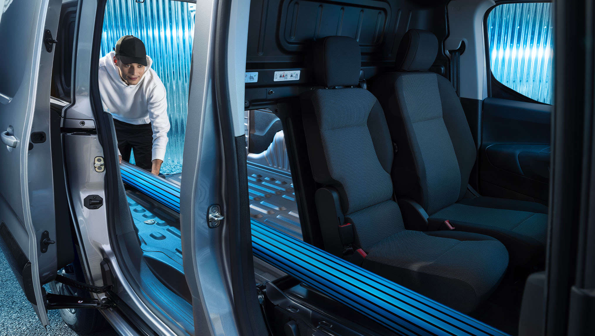 Peugeot e-Partner, чоловік завантажує довгі предмети