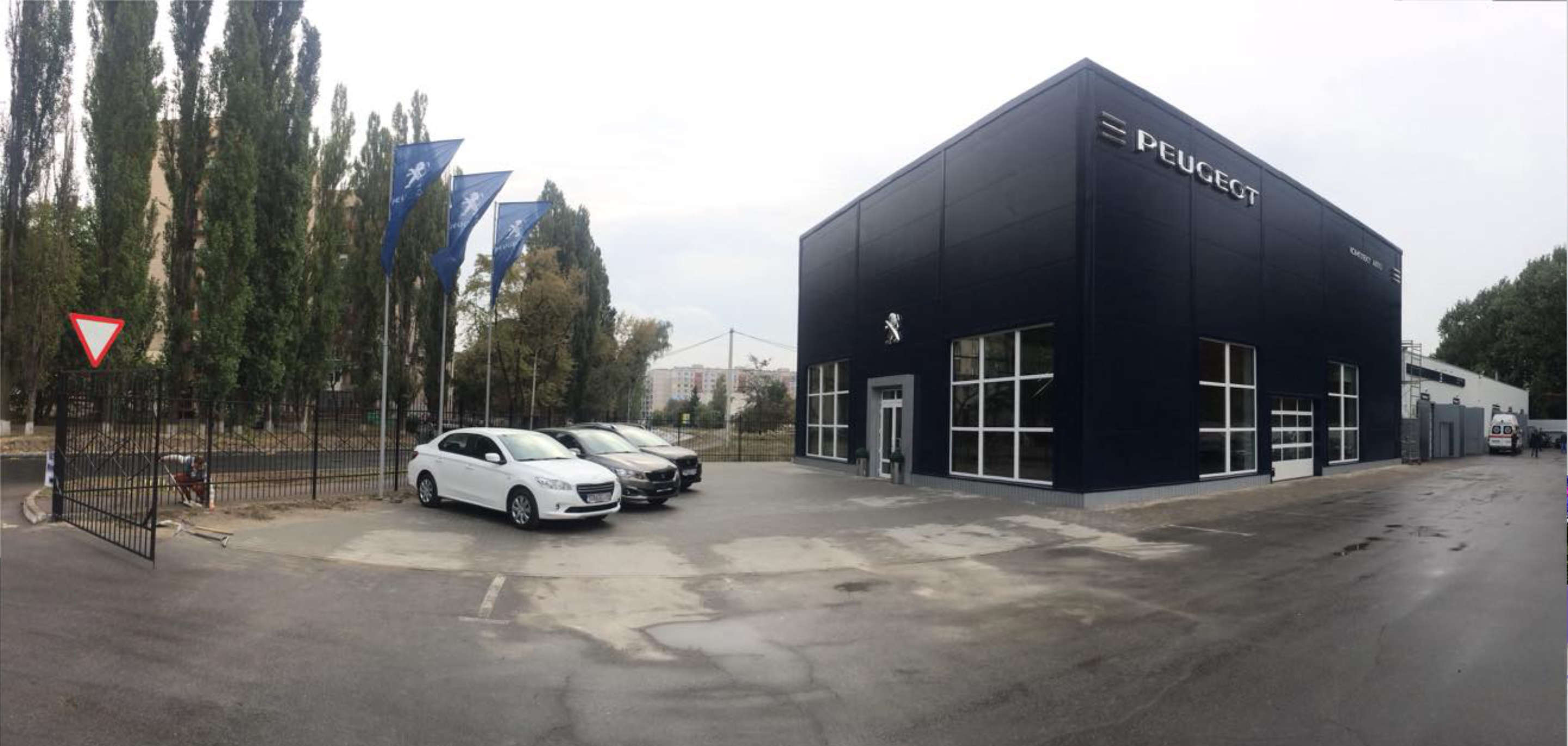 Фасад автосалону Peugeot «Комплект-Авто» у Полтаві