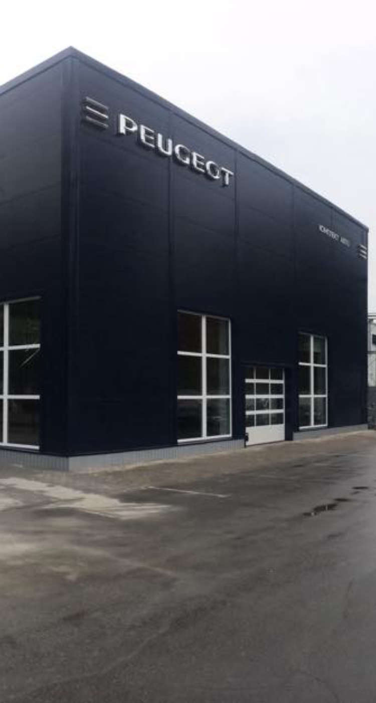 Фасад автосалону Peugeot «Комплект-Авто» у Полтаві