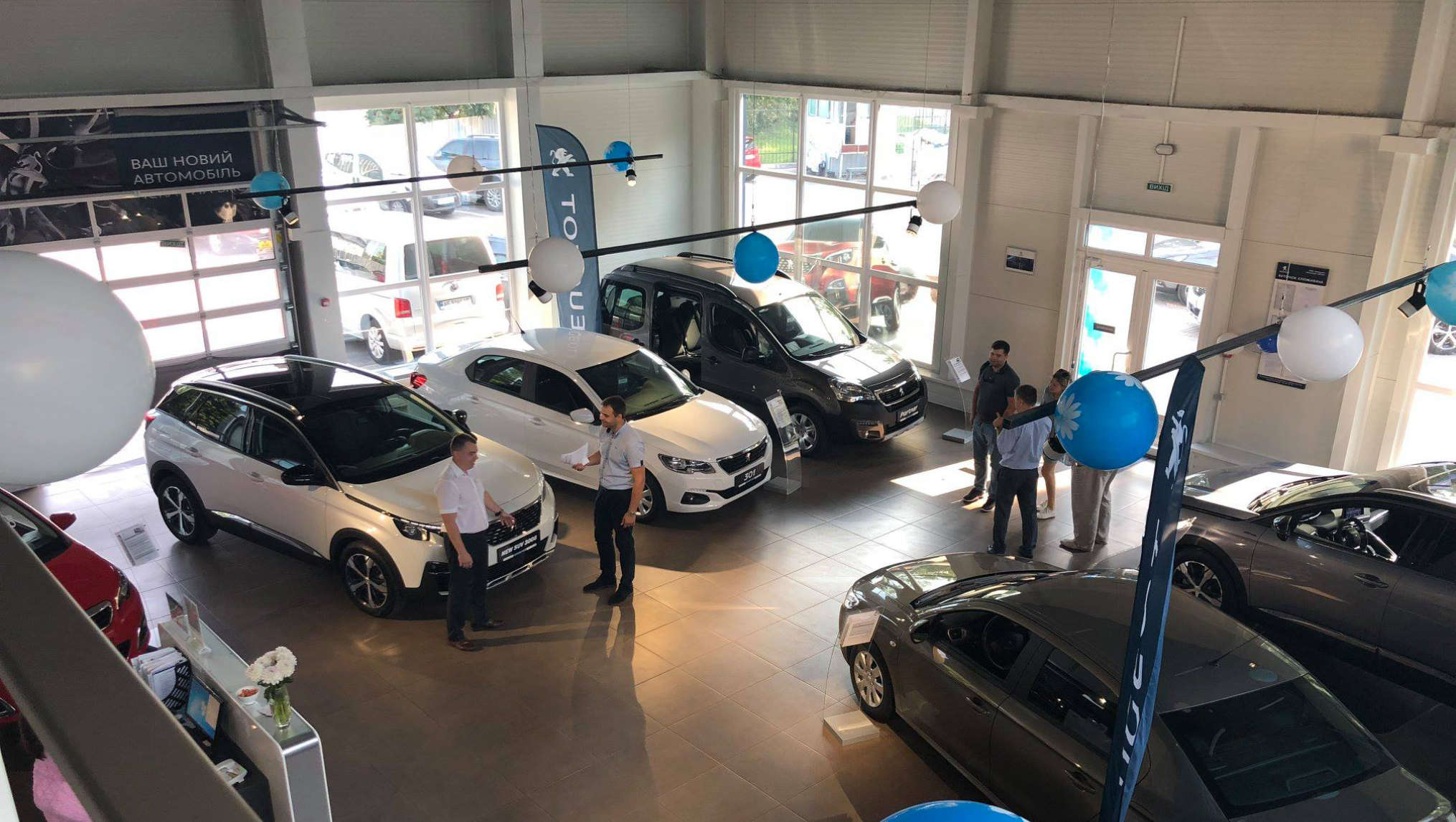 Виставкова зала автосалону Peugeot «Комплект-Авто» у Полтаві