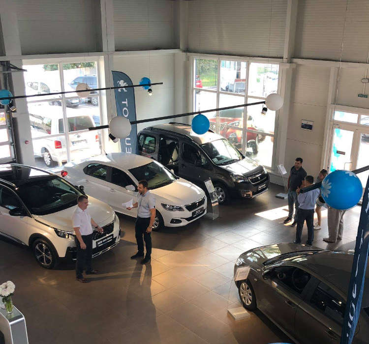 Виставкова зала автосалону Peugeot «Комплект-Авто» у Полтаві